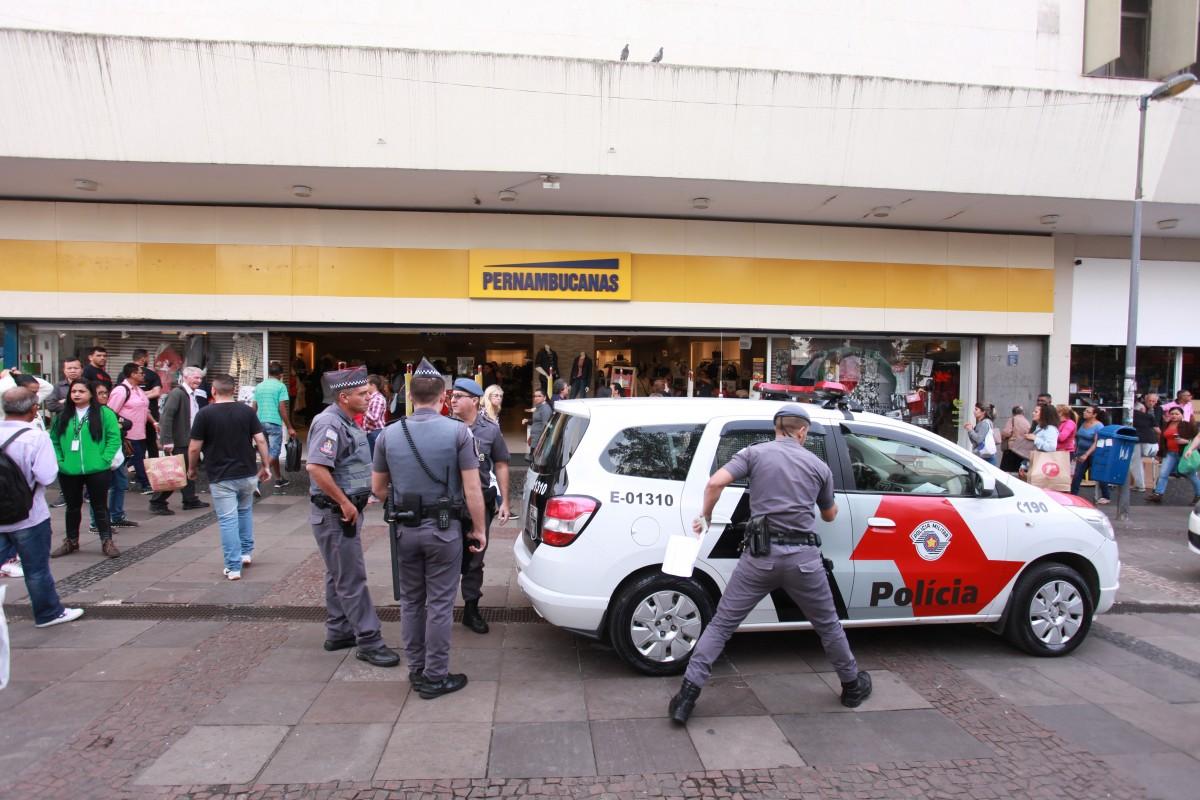 Polícia Militar em ação em frente à loja que foi atacada pelos bandidos em plena luz do dia; cinco suspeitos já foram detidos (Leandro Torres/AAN)