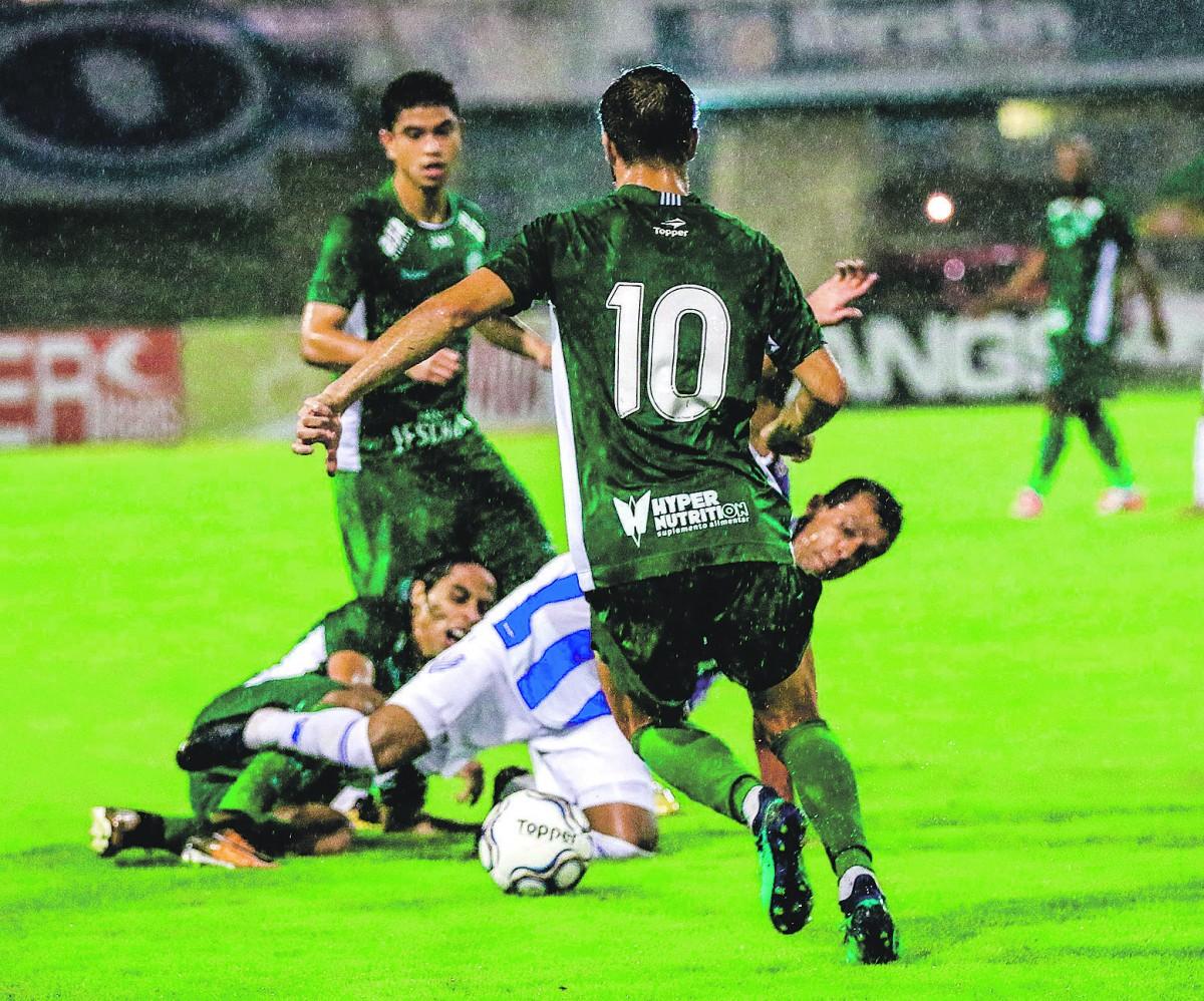 O meia Rafael Longuine (10) marcou o gol da vitória do Bugre em Maceió: time não vencia uma partida fora do Brinco de Ouro na Série B desde o dia 1º de julho do ano passado (Estadão Conteúdo)