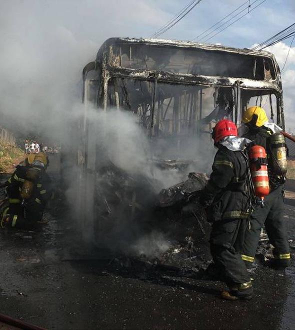 Dois ônibus são queimados no 4º dia de ataques (Divulgação)