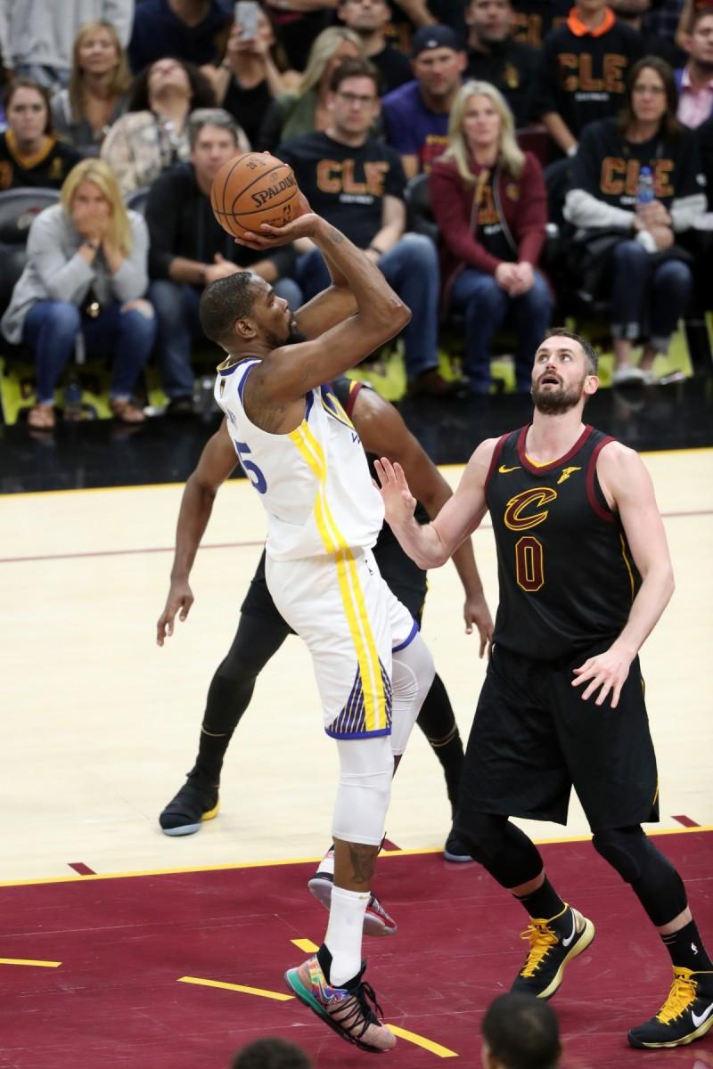 Durant brilha, Warriors bate o Cavaliers e fica a uma vitória do título da NBAr
 (AFP)