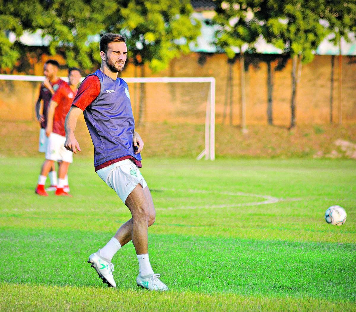 O meia Rafael Longuine foi o autor do gol da vitória sobre o CSA, em Maceió, na última rodada, e pede ambição para a equipe bugrina (Guarani Press)