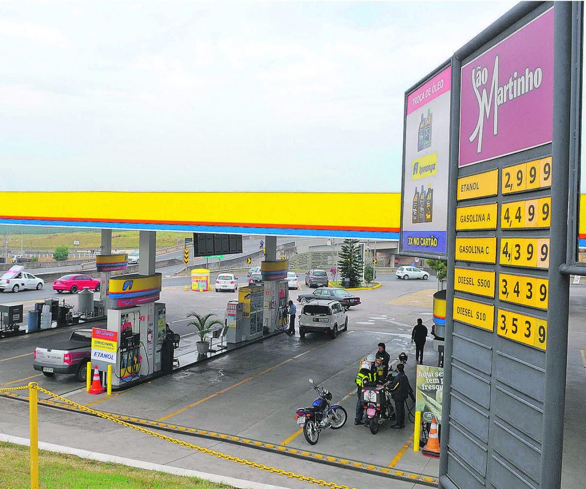 Mesmo com a redução, alguns motoristas defendem que o litro do diesel deveria custar menos que R$ 3,00; comércio do produto em estoque só pode ser feito até o próximo dia 15  (MATHEUS PEREIRA/Especial para AAN)