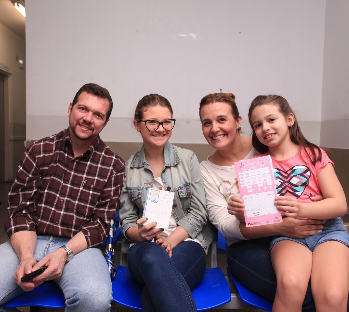 Representante comercial Alexandre Boell, sua mulher Carolina e suas filhas Izabela e Rafaela aproveitam o dia para tomar a vaciana na Unidade de Saúde do Jardim dos Oliveiras (Leandro Torres/AAN)