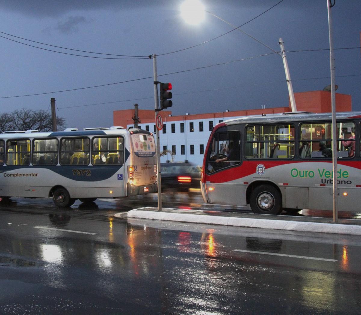 Veículo alternativo circula logo à frente de ônibus do sistema convencional: em 2002 houve até um assassinato em meio aos desentendimentos (Thomaz Marostegan/Especial para a AAN)