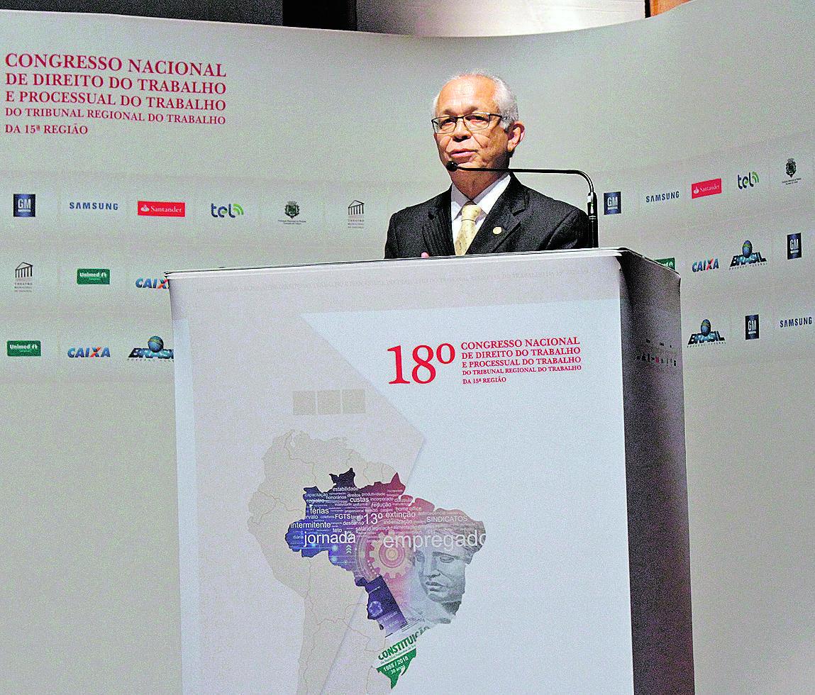 João Batista Brito Pereira discursa no Congresso Nacional de Direito do Trabalho e Processual do Trabalho (Thomaz Marostegan/Especial para a AAN)