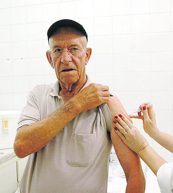 Idoso durante vacinação, em Campinas: OMS estima que em 2050 haverá 2 bilhões de pessoas acima dos 60 anos (Cedoc/RAC)