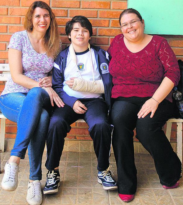 Caio Maran com a mãe, Gislaine de Cássia (esq.), e a orientadora pedagógica Janaína Tunussi de Oliveira (Leandro Torres)