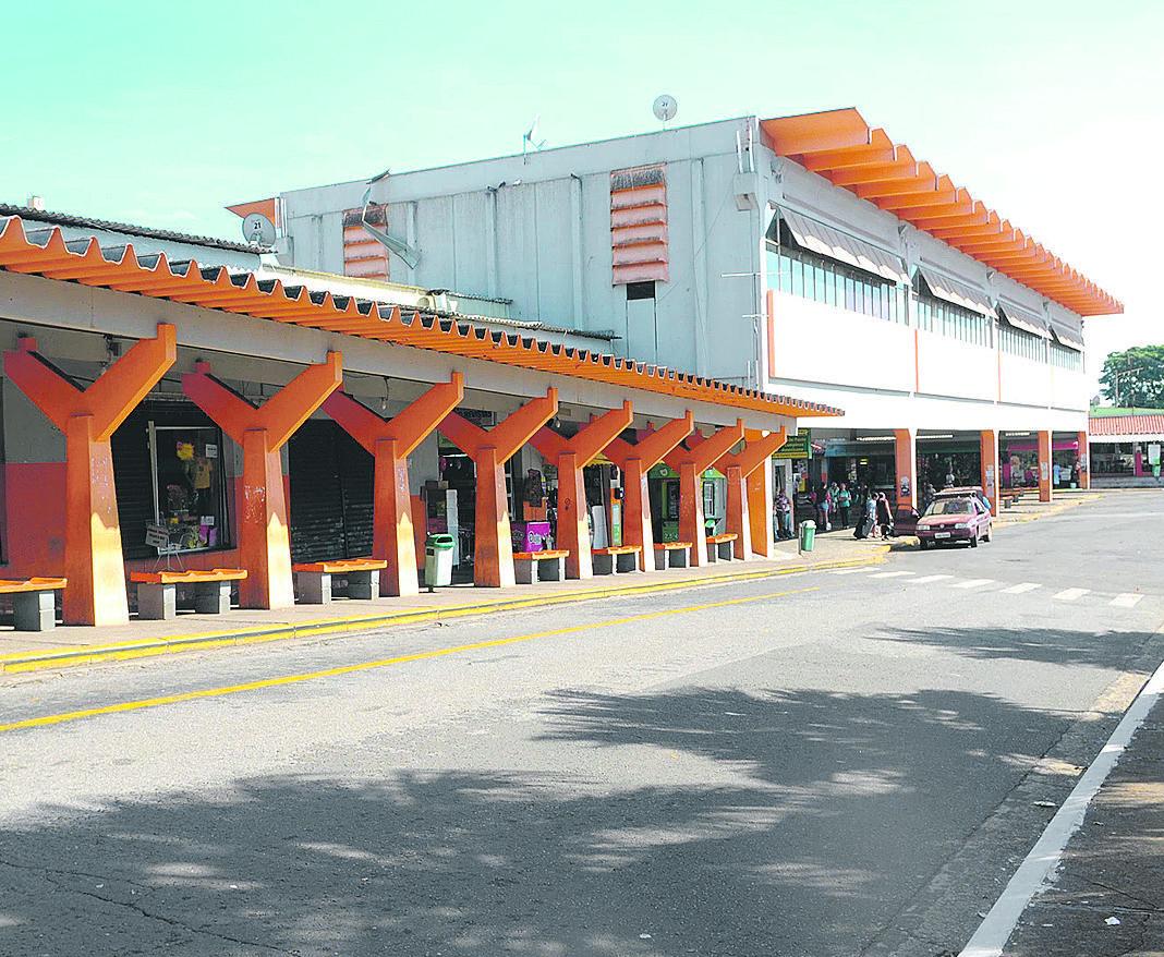 Terminais de linhas metropolitanas e urbanas ficaram vazios no período da manhã, quando os 43 coletivos deixaram de circular; sindicato garante que toda a frota volta hoje às ruas  (Matheus Pereira)