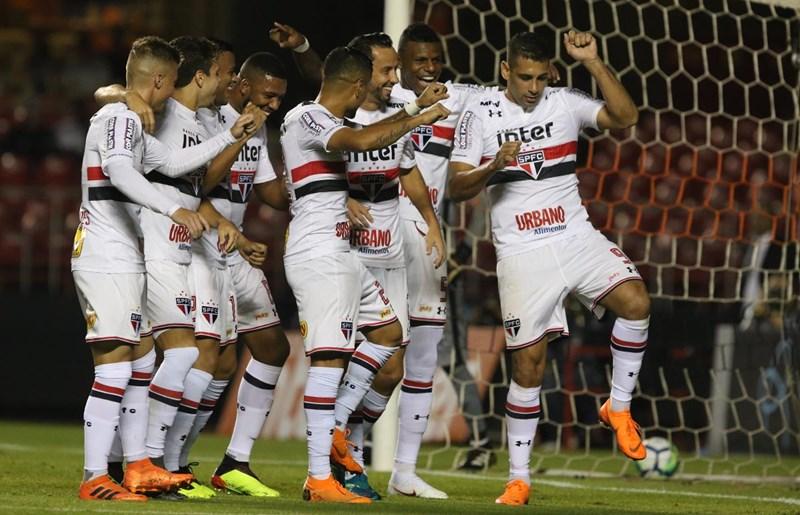 Com dois de Nenê, São Paulo passa fácil pelo Vitória e se aproxima do Flamengor
 (Divulgação)