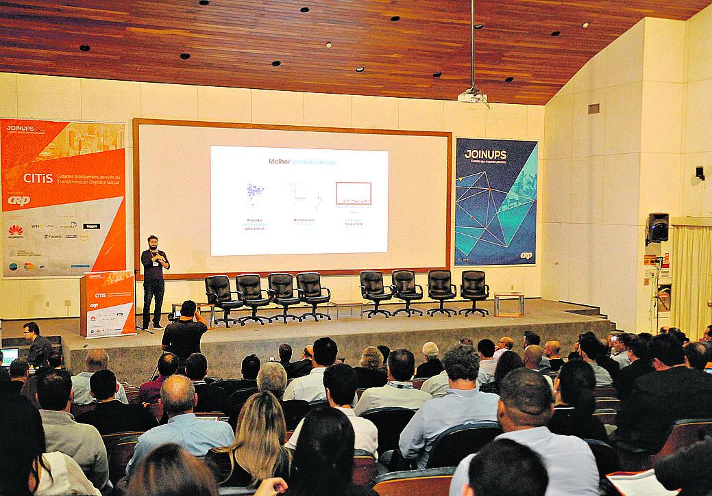 Palestra do co-fundador da empresa Pluvi.ON, Diogo Tolezano, que apresentou uma estação meteorológica (Matheus Pereira)