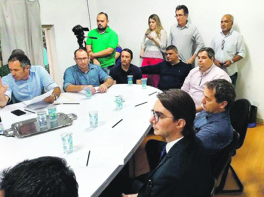 Renato Machado Silva e Eduardo Romiti de Souza, usando camisas azul-claras, participam de negociação (Divulgação)