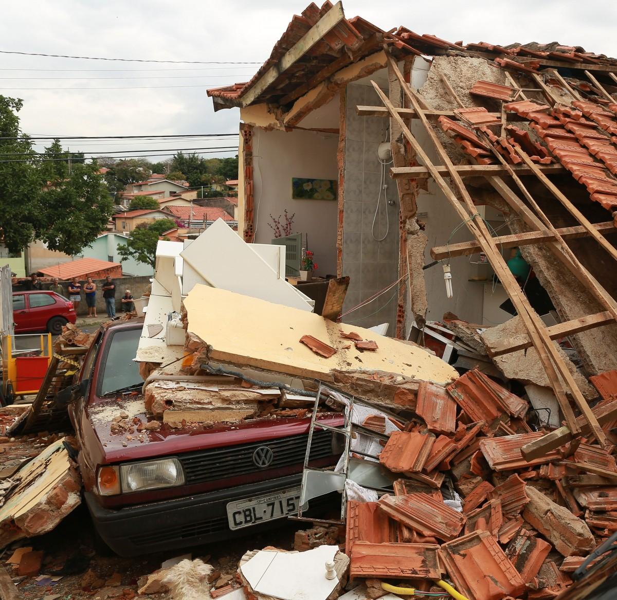 Boa parte do local desmoronou: jovem teria sentido cheiro estranho e, ao ligar a luz, houve a explosão; residência era alugada e o proprietário será obrigado a arcar com os prejuízos (Leandro Ferreira/AAN)