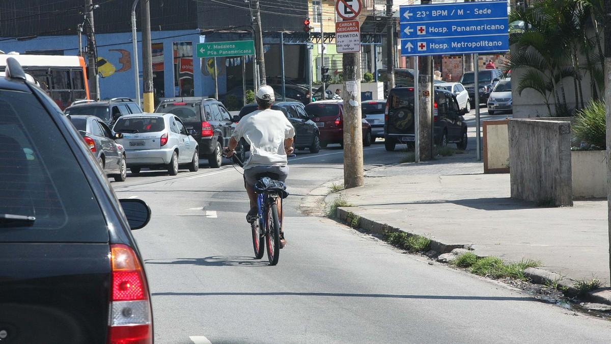 Os carros, caminhões, motos e ônibus são a maior fonte de poluentes atmosféricos da capital paulista (USP Imagens)