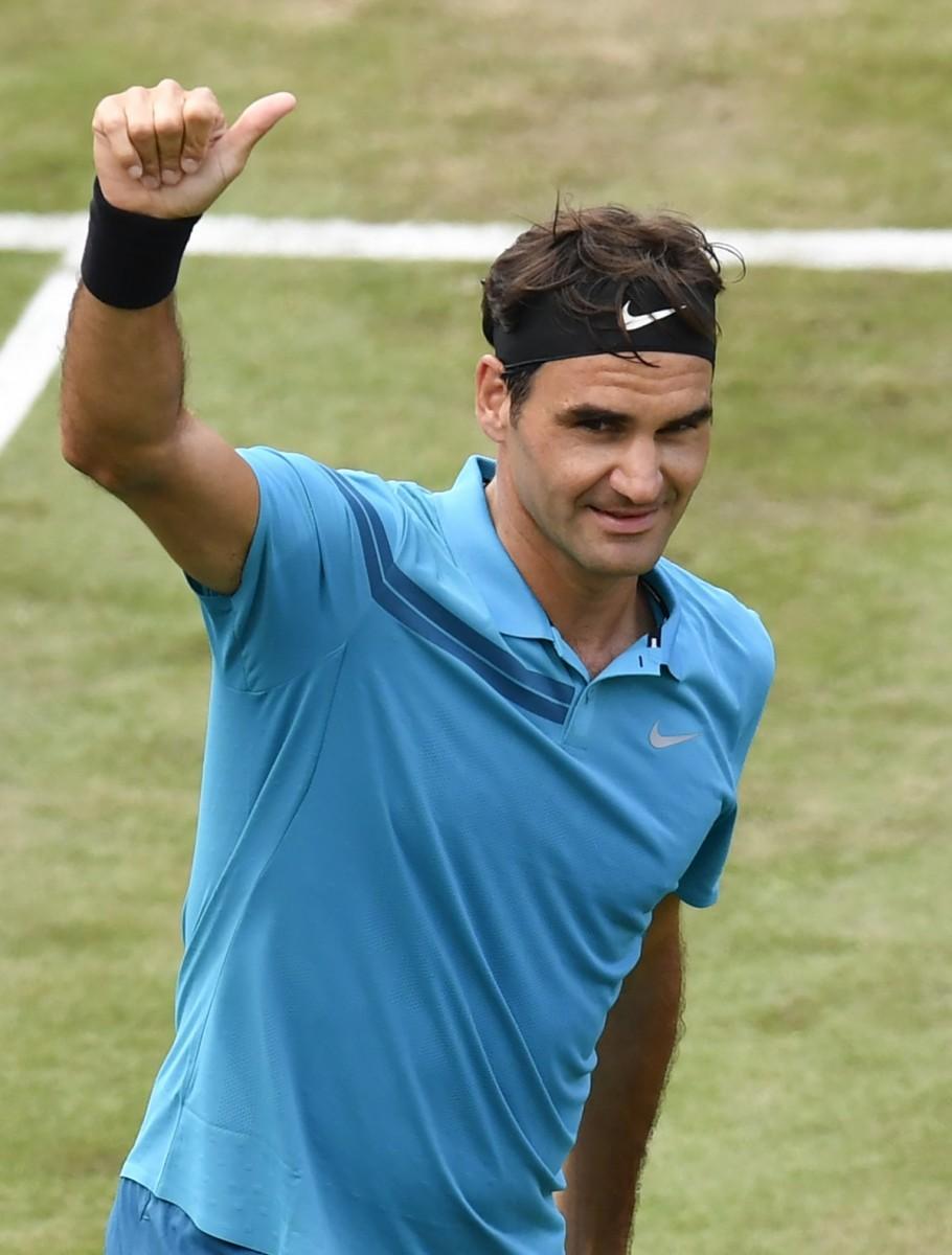 Federer vence argentino em Stuttgart e fica a uma vitória de voltar ao nº 1 (AFP)