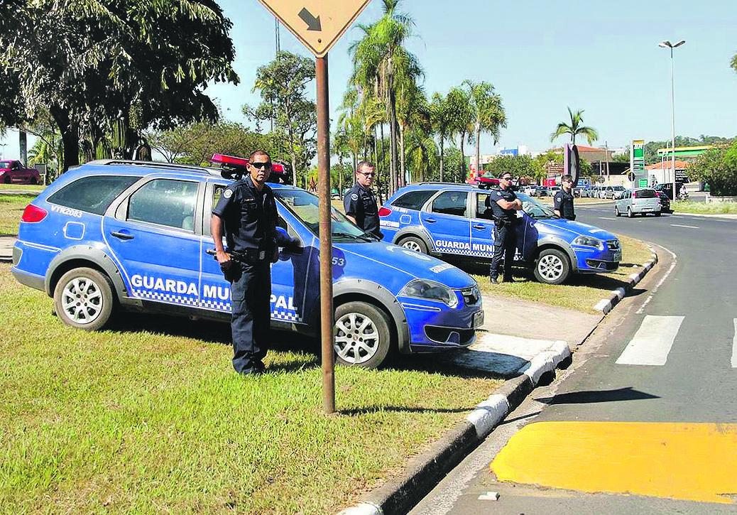 Guardas municipais patrulham a entrada da cidade, próximo ao Hospital Municipal: 70 homens e 10 viaturas (Divulgação)