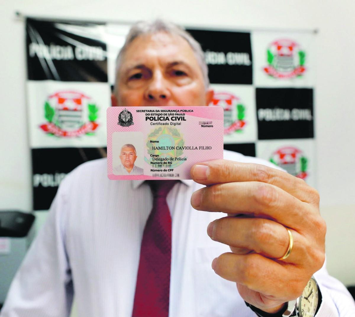 Delegado de polícia Hamilton Caviolla Filho com o cartão de assinatura eletrônica para boletins que são feitos pela internet: modernização (Leandro Ferreira/AAN)