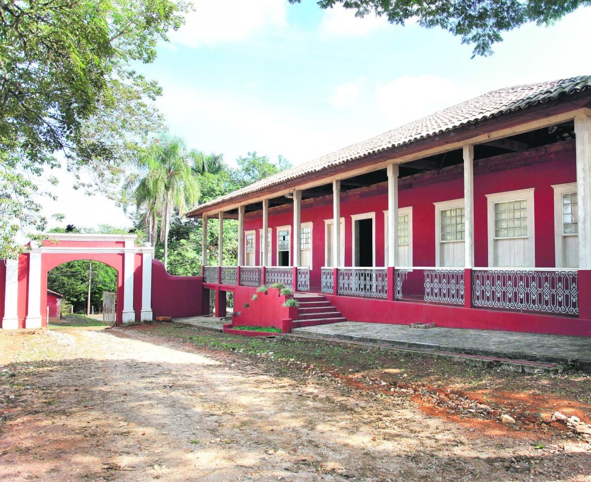 Dependências da casa sede da Fazenda da Barra, cujo projeto de transformação prevê uma área de lazer, com bares, restaurantes e arena de espetáculos: parte interna do casarão ainda precisa de reparos no assoalho, telhado, afrescos e janelões (Divulgação)