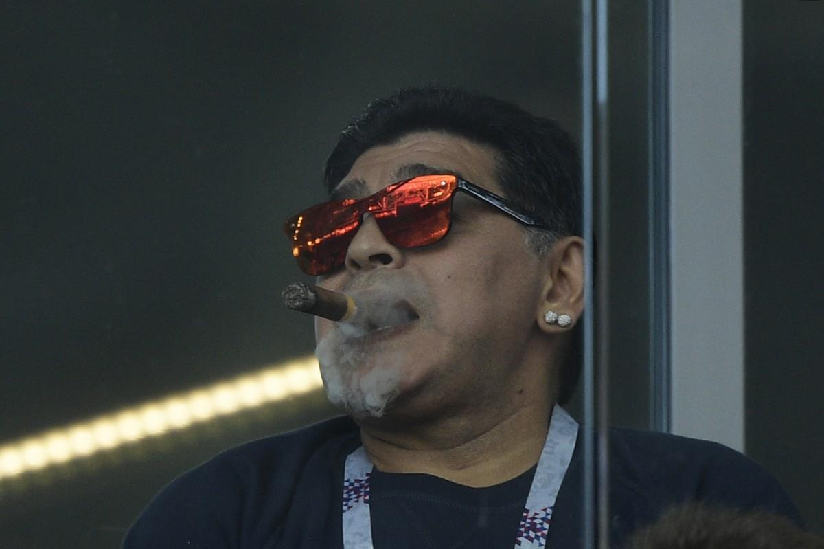 "Jogando assim, Sampaoli não pode voltar para a Argentina", diz Maradona (AFP)