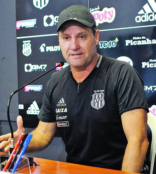 O técnico João Brigatti espera que a derrota na rodada passada não interfira na confiança dos pontepretanos para o duelo com o CSA (Cedoc/RAC)