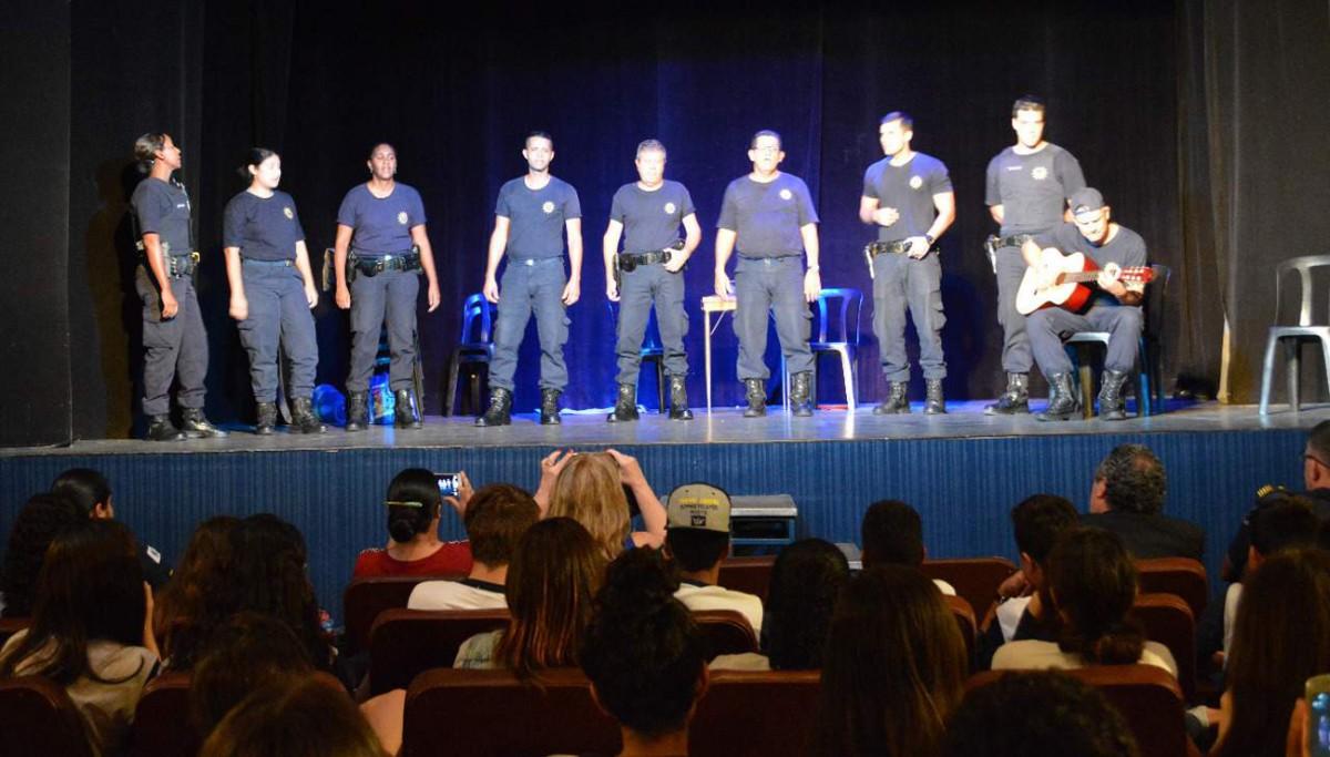 Elenco de agentes da Guarda Municipal passou por aulas de encenação e expressão corporal pela Sia Santa (DIVULGAÇÃO)