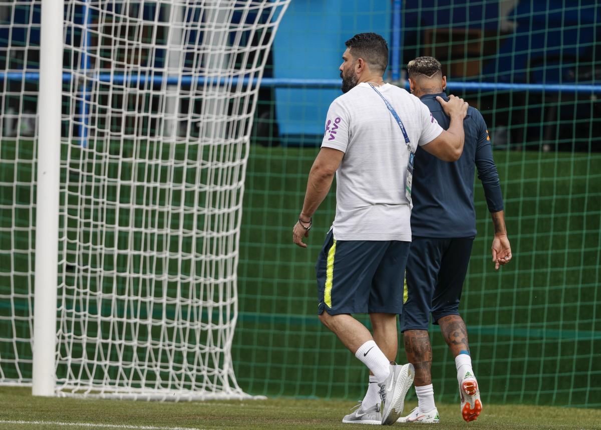 Neymar deixa treino do Brasil nos minutos iniciais por dores no tornozelo direitor
 (AFP)
