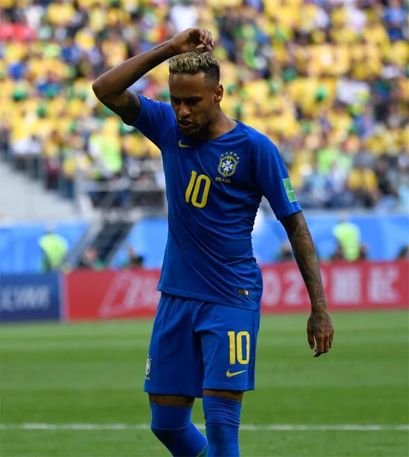 Neymar se defende de críticas: "Falar, até papagaio fala" (AFP)