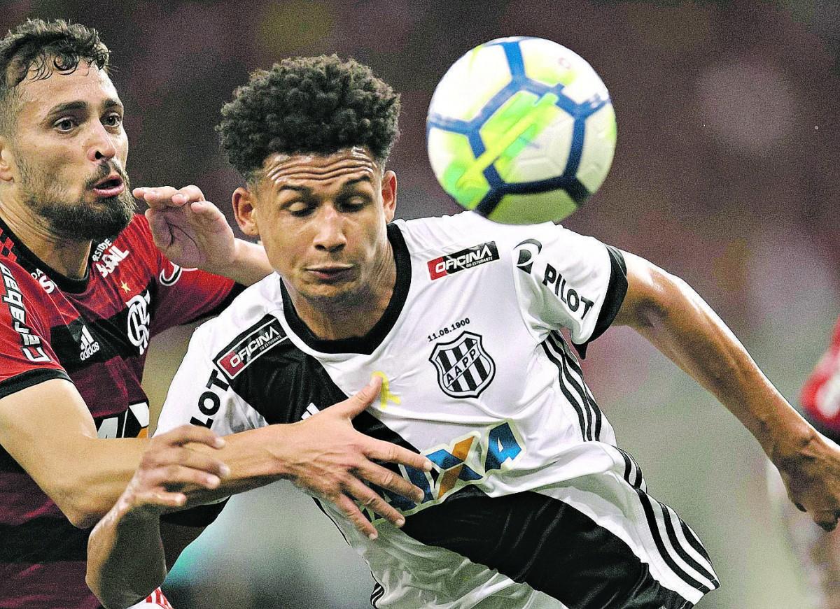 O atacante Felippe Cardoso, destaque do time no início do ano, já corre em volta do gramado, mas ainda não tem data para voltar (Cedoc/RAC)