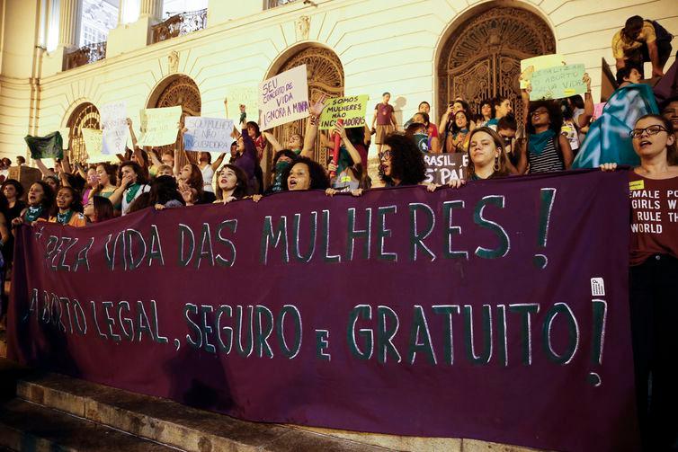 Com lenços verdes em referência à campanha que derrubou a criminalização na Argentina, manifestantes pedem pela legalização do aborto (Fernando Frazão/Agência Brasil)
