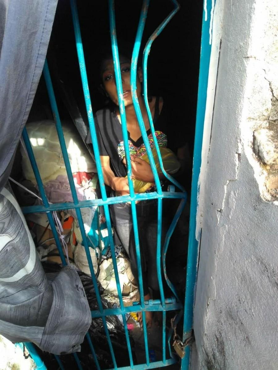 A jovem, de 22 anos, era mantida trancada em uma garagem fechada com corrente e cadeado (Polícia Militar/Divulgação)