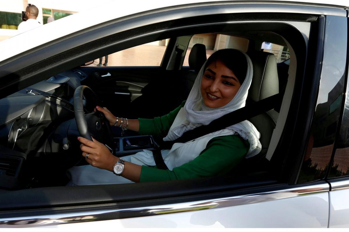 A partir de agora, milhares de mulheres poderão dirigir automóveis no reino, que também passa a permitir que as mulheres dirijam motos (Reprodução)