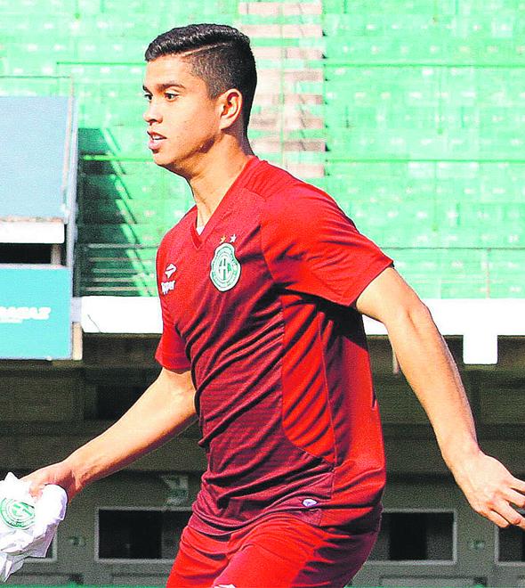 O lateral Kevin enfrenta, em seu segundo ano de profissional, o desafio de substituir um jogador importante que deixou o elenco bugrino (Cedoc/RAC)