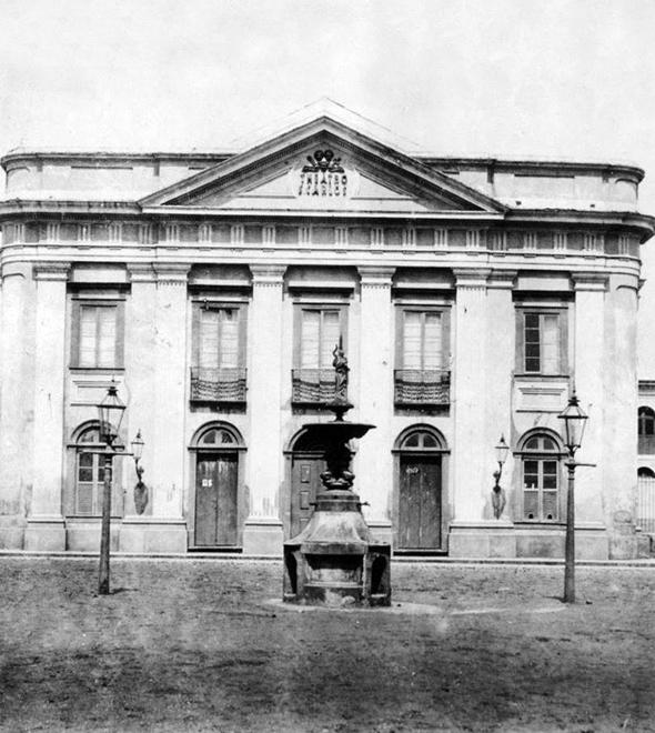 Fachada do antigo Teatro São Carlos, demolido ainda na década de 20 em decorrência da umidade e das rachaduras na alvenaria (Divulgação)