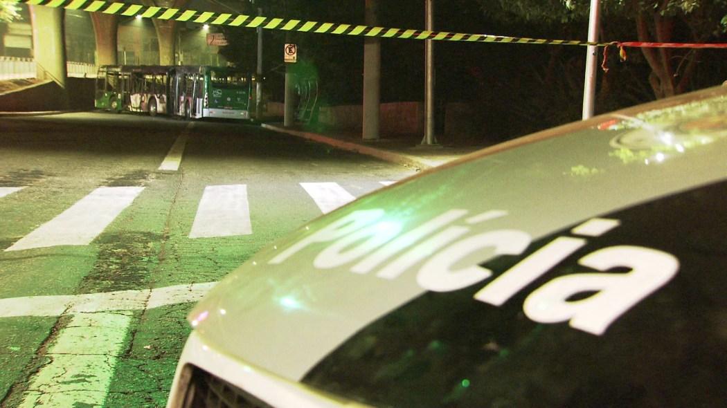 Ônibus é incendiado em avenida na zona leste (Divulgação)