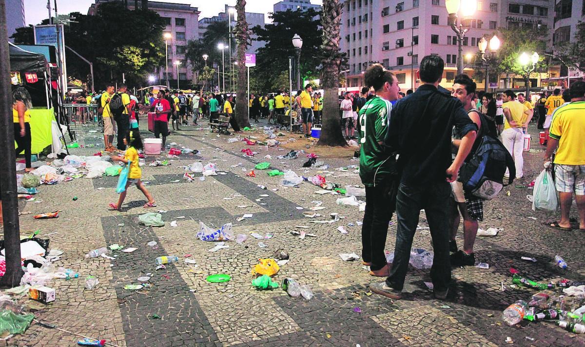 Cerca de 15 mil torcedores lotaram o local para acompanhar a partida do Brasil contra a Sérvia e deixaram um rastro de sujeira na área central; há poucas lixeiras no Largo do Rosário (Leandro Torres/AAN)