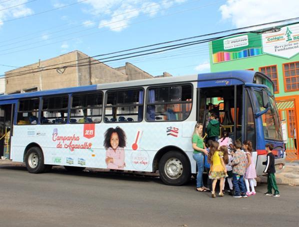 Crianças, acompanhadas pelos professores, levaram pessoalmente as doações até o ônibus, que ficou estacionado em frente à escola</CW> (Divulgação)