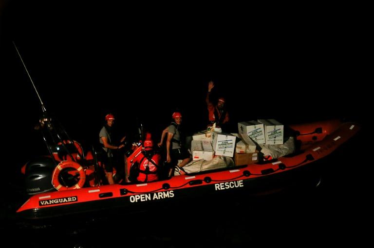 Bote inflável da ONG espanhola Proactiva Open Arms carrega medicamentos para imigrantes a aproximadamente 80 km da Líbia, em 24 de junho de 2018 (AFP)