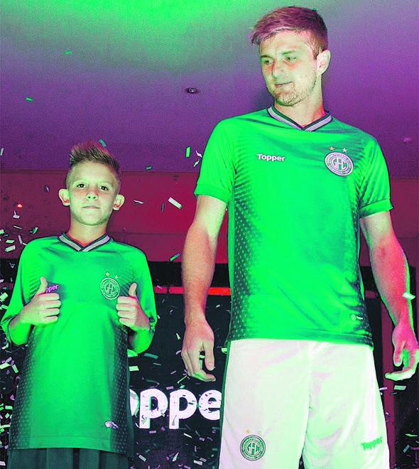 O zagueiro reserva Everton Alemão exibe a camisa número 1 em evento na Via Appia (Rafael Fernandes/Guarani Press)