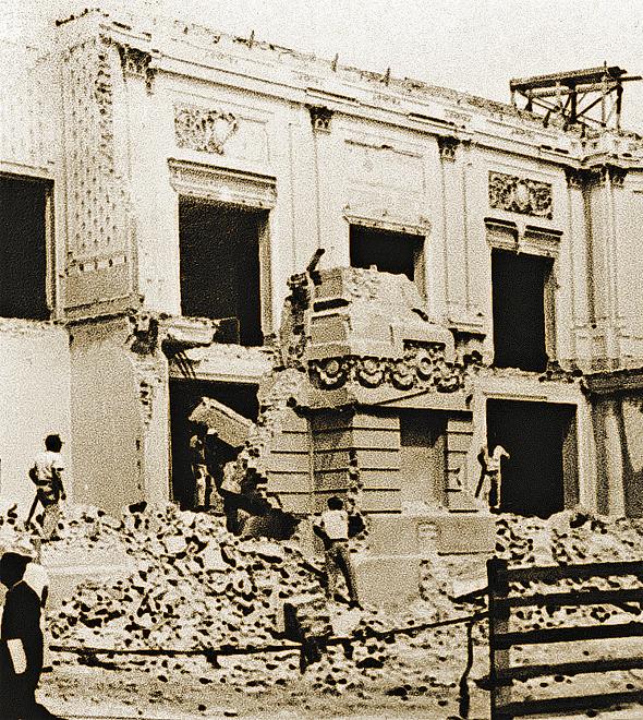 Escombros do Teatro Municipal Carlos Gomes, em 1965, que deu lugar a uma loja de departamentos  (Cedoc/RAC)