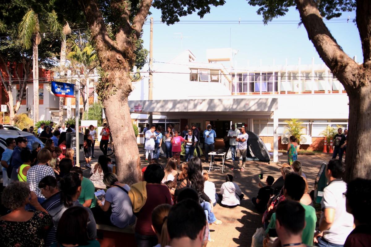 Servidores deixam prédio da reitoria após liminar (Leandro Torres)