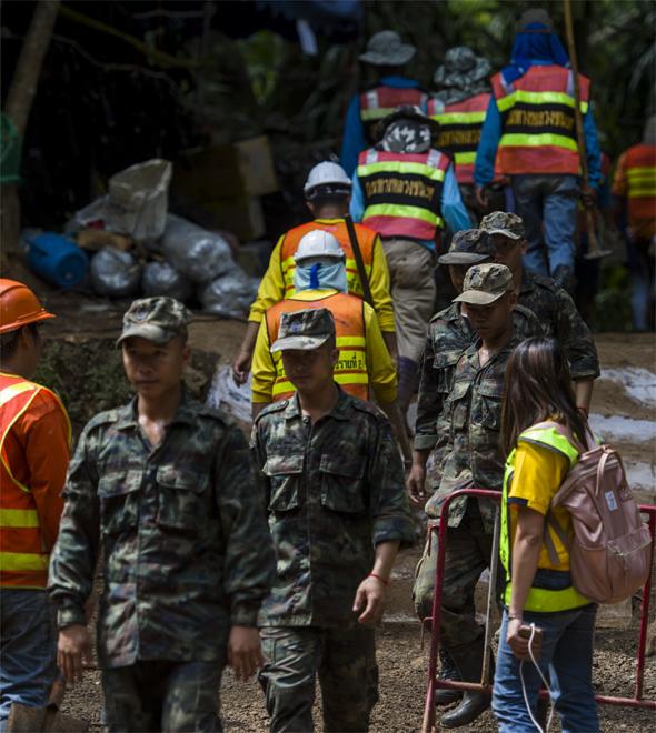 Mergulhador morre após ajudar meninos presos (AFP)