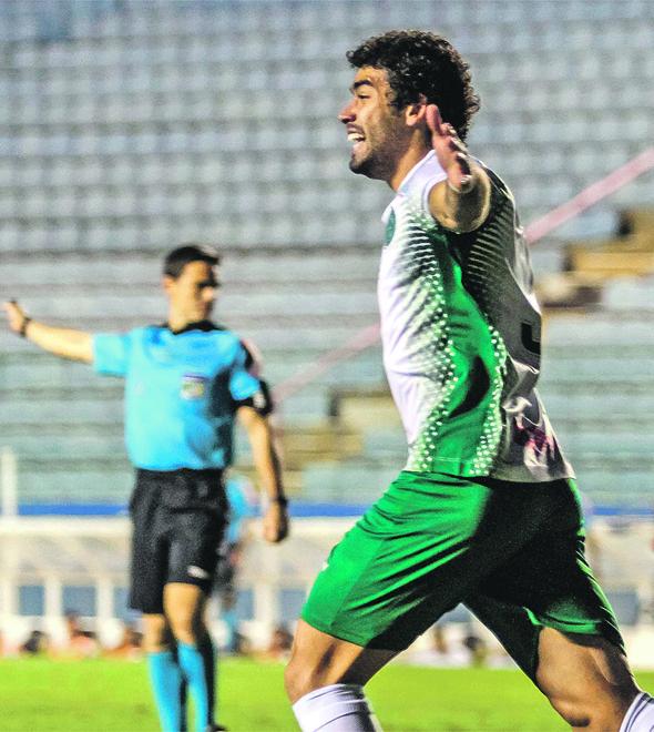 Bruno Mendes, que teve participação direta no gol bugrino, celebra na Arena Barueri: Guarani espanta seus fantasmas diante do Oeste (Luciano Claudino/EC)