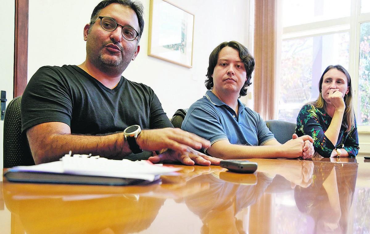 A executora do convênio, professora Juliana Fritag Borin, com dois dos alunos que desenvolveram a plataforma Smart Campus: ciclo virtuoso (Divulgação)