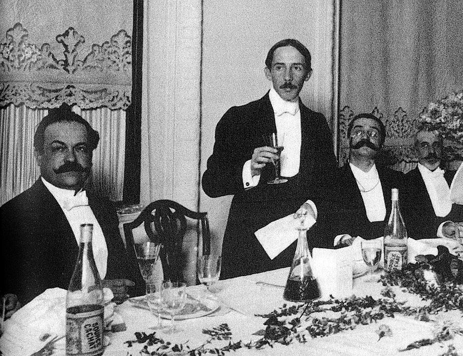 Imagens que integram o livro As lutas, a glória e o martírio de Santos Dumont, do jornalista e biógrafo Fernando Jorge, mostra o inventor brasileiro em várias situações cotidianas, como em jantares refinados, sendo fotografado em ambientes sociais e fazendo seus experimentos revolucionários em Paris; uma das fotos é simbólica, no fim da vida, abatido, deprimido, e com rugas, em rara cena pública (Divulgação)