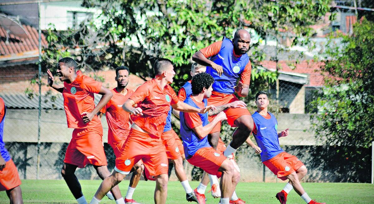 Edson Silva sobe durante treino do Guarani: equipe deve ter, segunda-feira, contra o Coritiba, a mesma dupla de zaga da formação que venceu o Oeste em Barueri na última quinta-feira (Guarani Press)