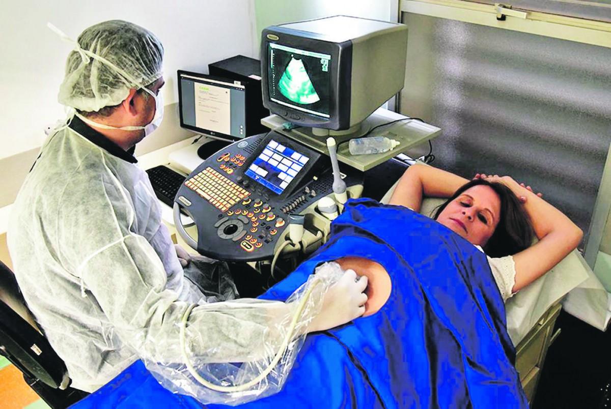 Ultrassonografia é um dos exames importantes para detectar a doença; mulheres com histórico familiar devem repetir o exame regularmente  (Divulgação)