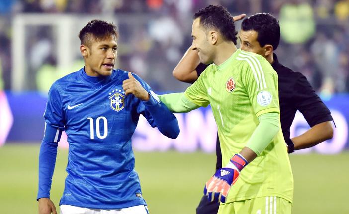 Neymar convesa com o goleiro colombiano Ospina: atacante brasileiro demonstrou muita irrita&ccedil;&atilde;o durante a partida (France Press)