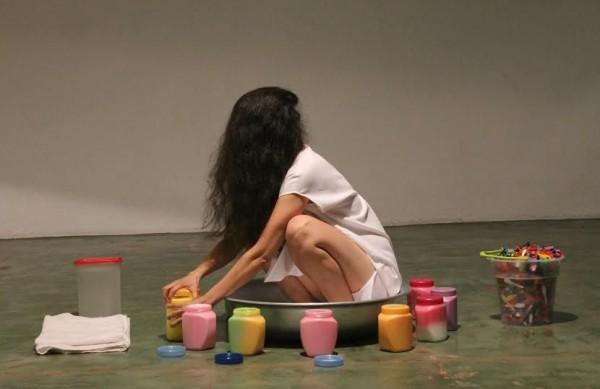 A artista Graciele Sousa apresenta a performance 'Cabel&oacute;dromaX' (Rodrigo Munhoz/Divulgação)