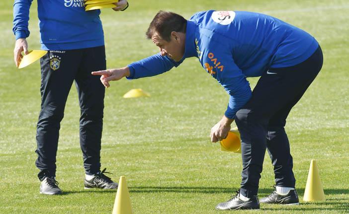 O t&eacute;cnico Dunga vai definir o substituto de Neymar para o jogo diante da Venezuela no treino desta sexta-feira (19) (France Press)