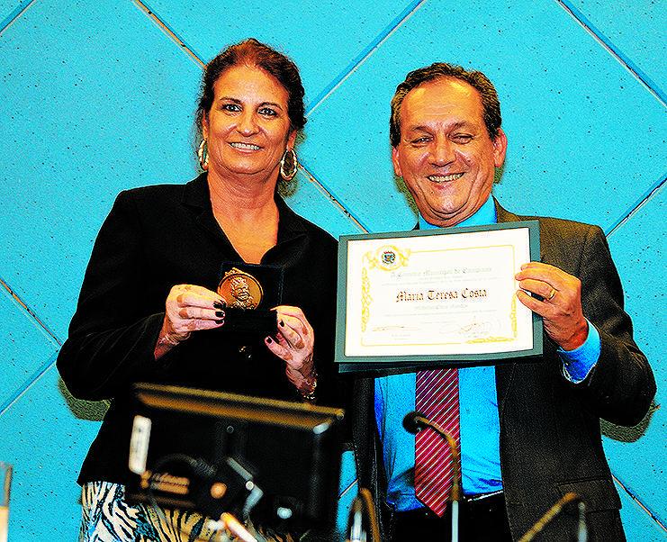 Maria Teresa Costa recebe a medalha do vereador Luiz Rossini ( Elcio Alves)