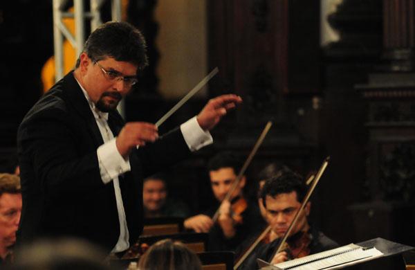 Reg&ecirc;ncia ser&aacute; do diretor art&iacute;stico e maestro titular da sinf&ocirc;nica, Victor Hugo Toro (  Cedoc/RAC)